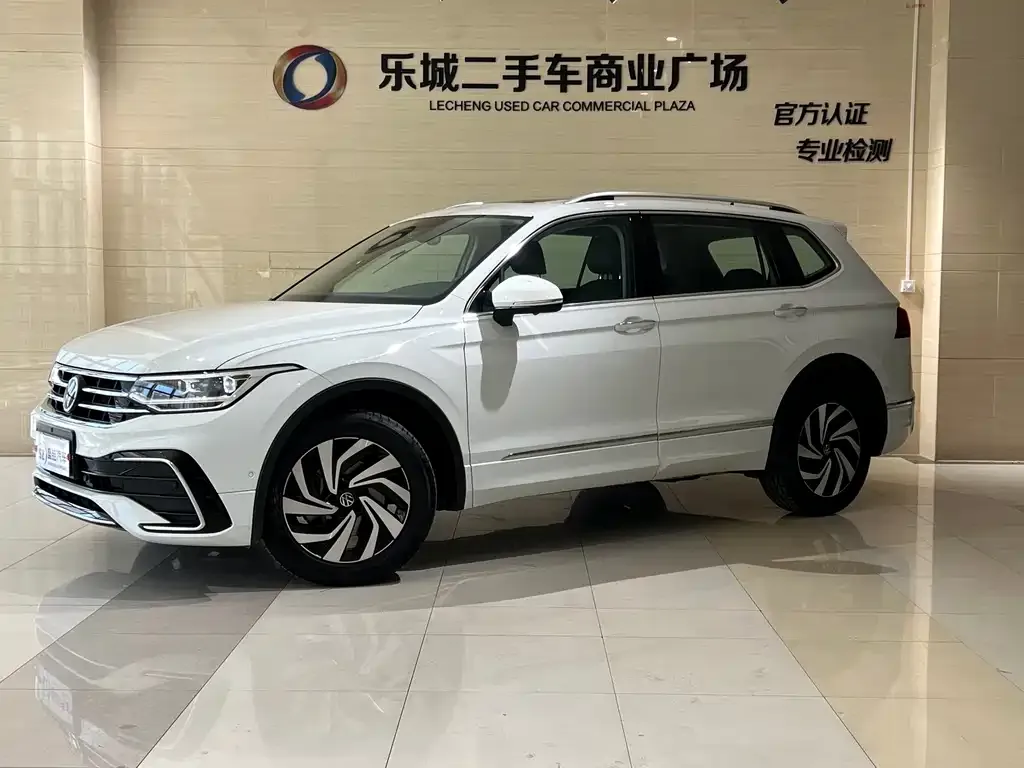 Volkswagen Tiguan L — фото 1