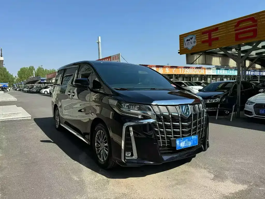Toyota Alphard — фото 1