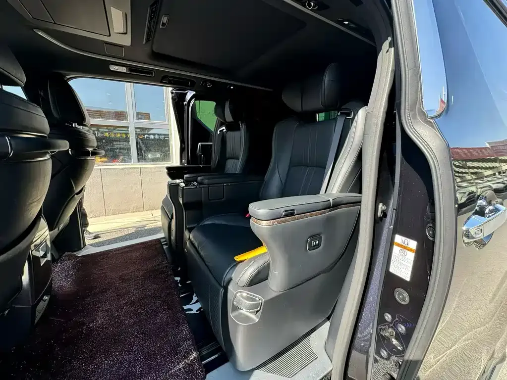 Toyota Alphard — фото 5