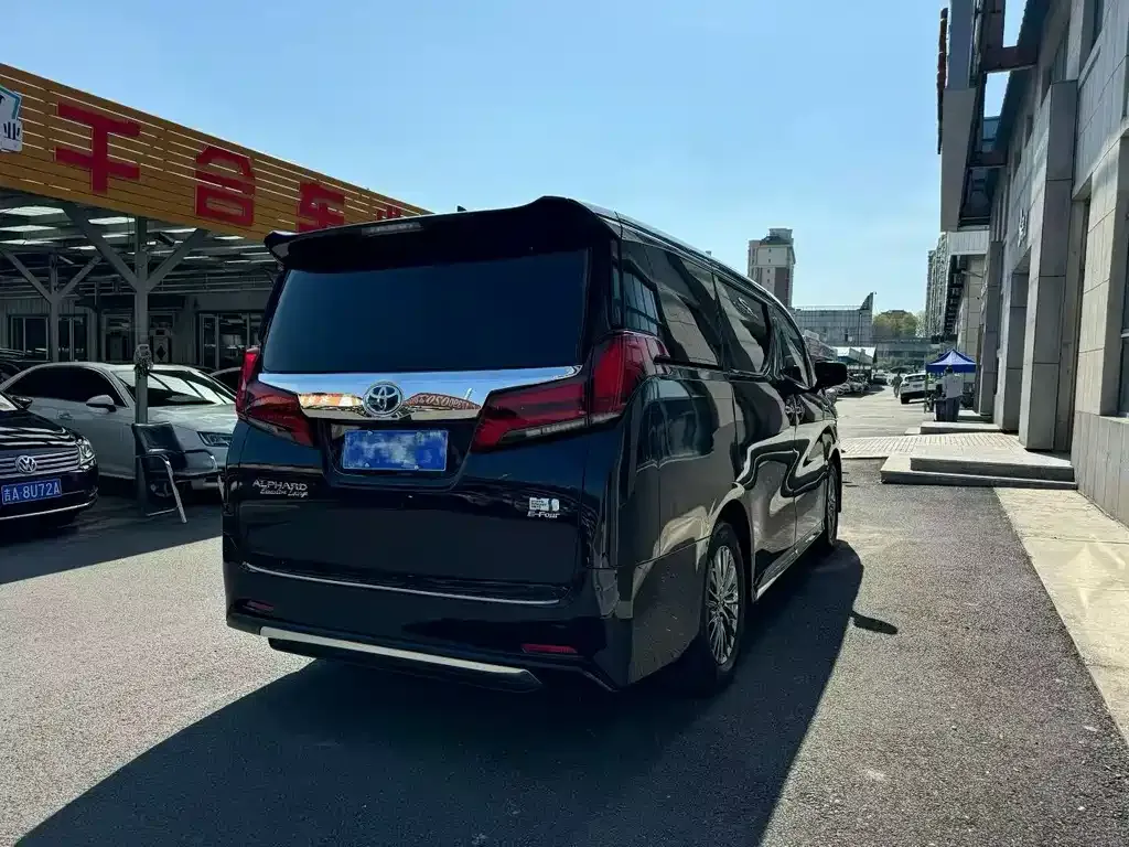Toyota Alphard — фото 9