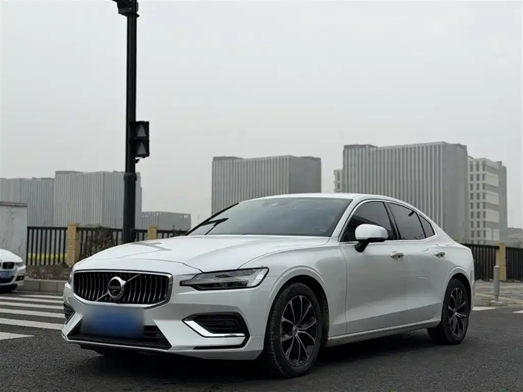 Volvo S60 — фото 1