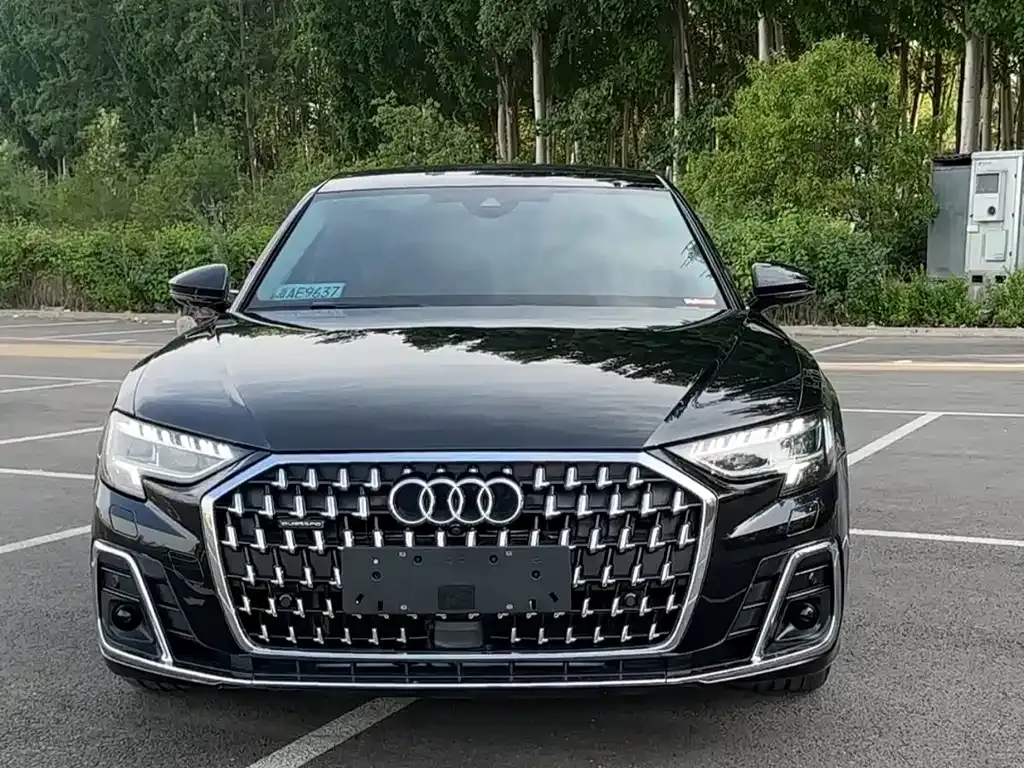 Audi A8 — фото 1