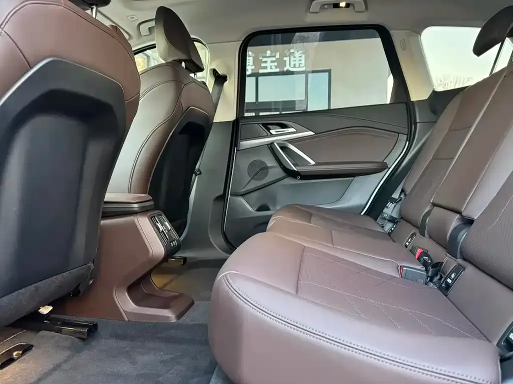 BMW iX1 2025 из CN, фото 10