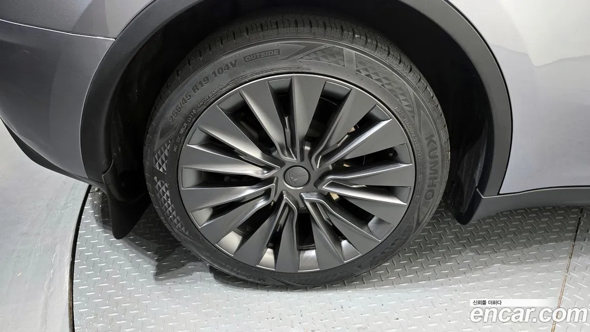 Tesla Model Y — фото 6