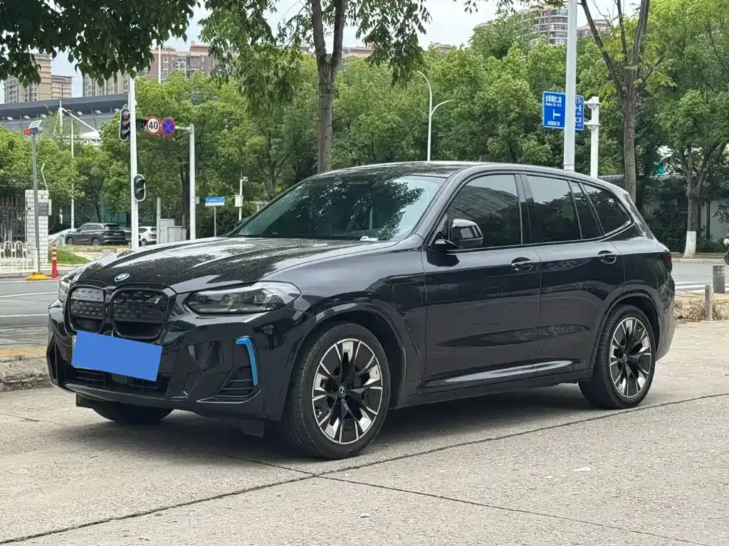 BMW iX3 — фото 1
