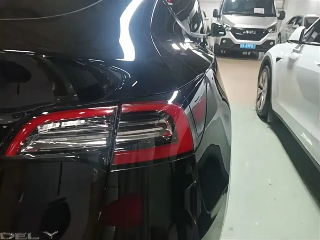 Tesla Model Y — фото 10