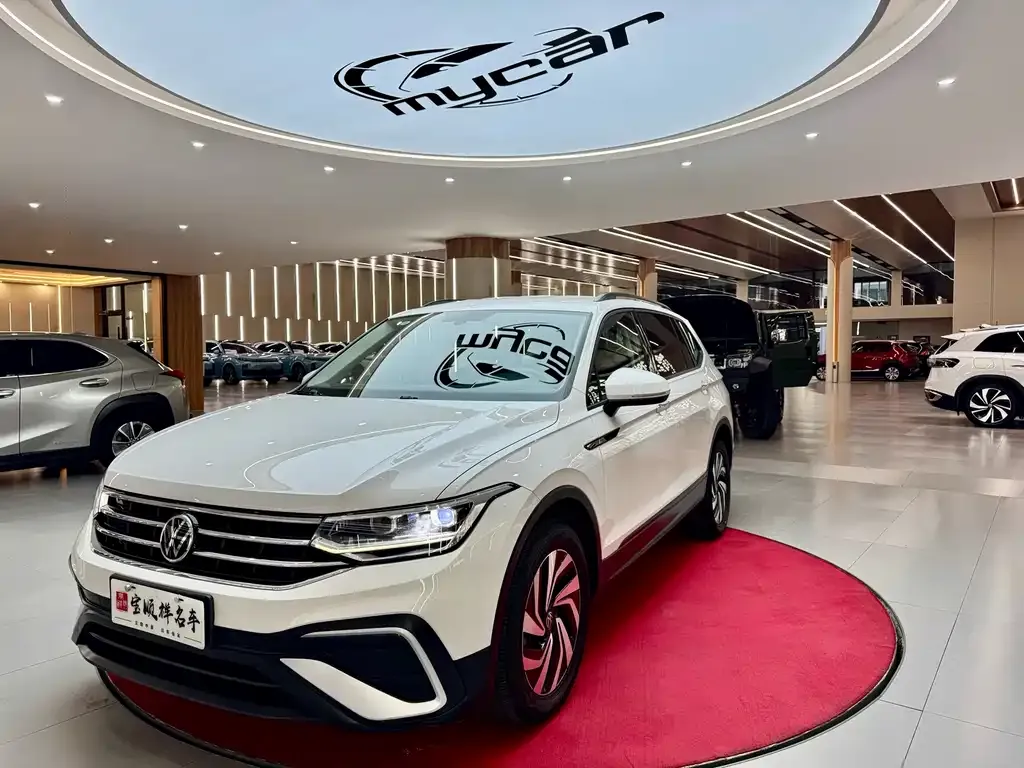 Volkswagen Tiguan L — фото 1