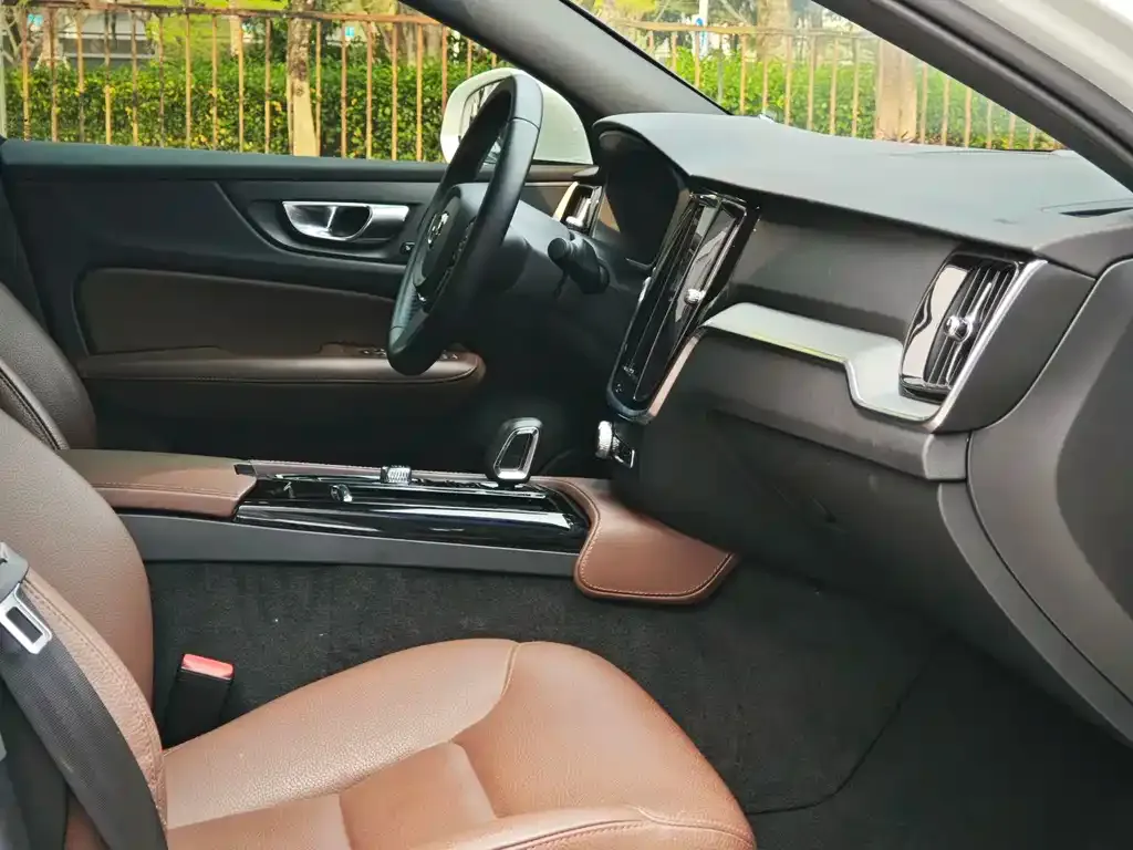 Volvo S60 PHEV 2024 из CN, фото 2