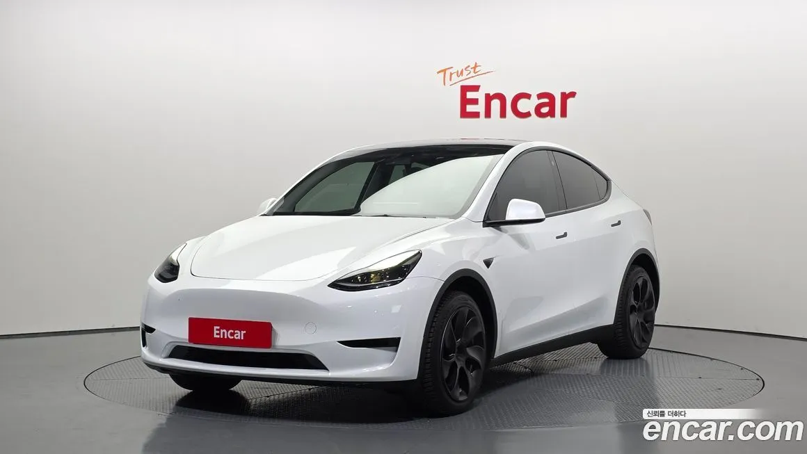 Tesla Model Y — фото 1