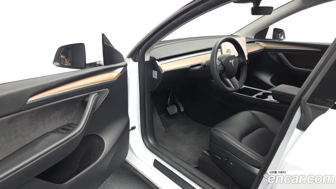 Tesla Model Y — фото 10