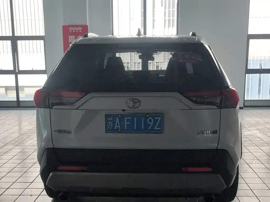 Toyota RAV4 — фото 8