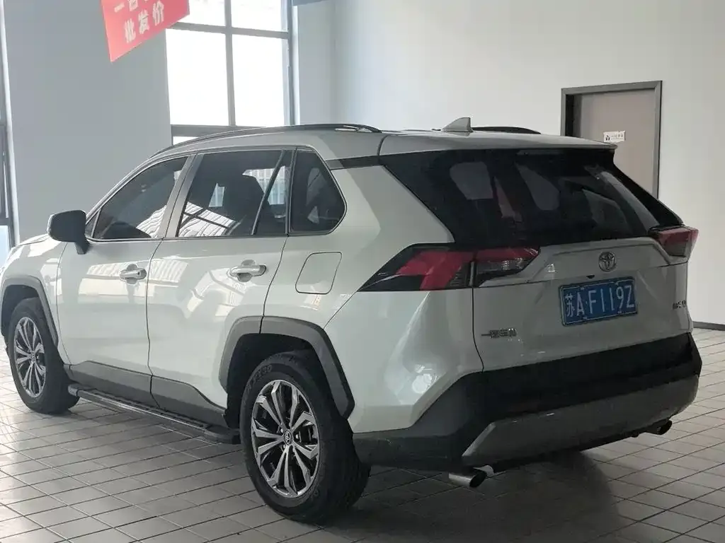 Toyota RAV4 — фото 9