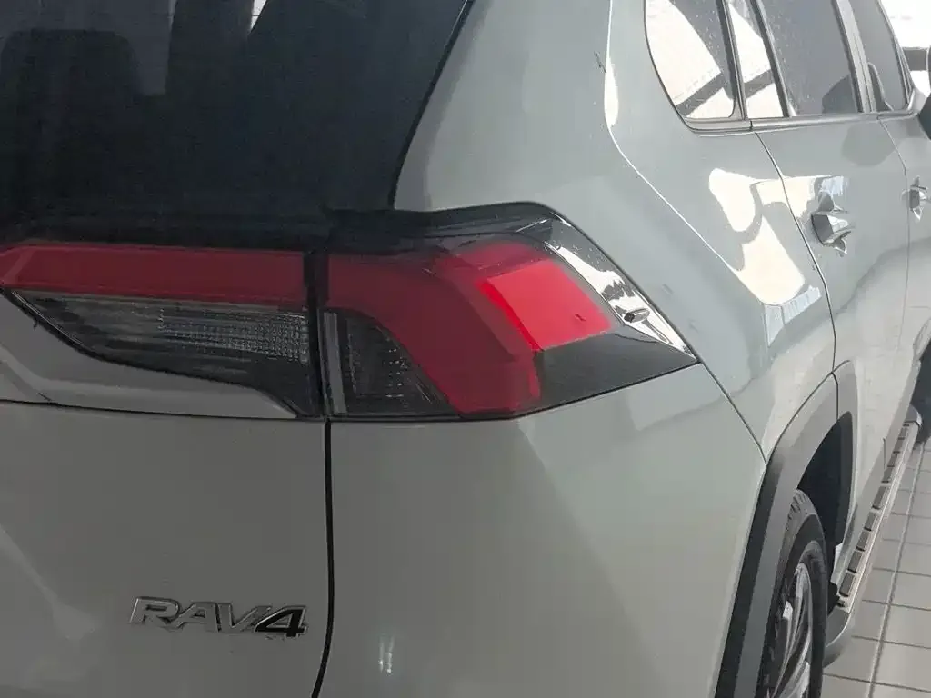 Toyota RAV4 — фото 4