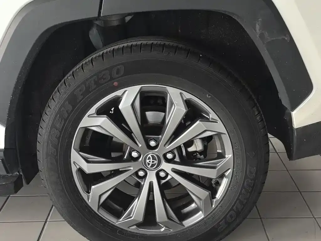 Toyota RAV4 — фото 10