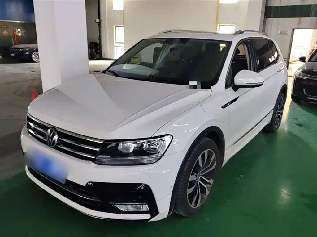 Volkswagen Tiguan L — фото 1