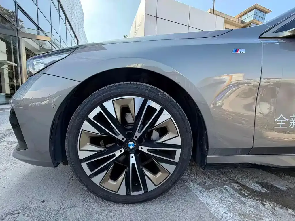 BMW 5 Series 2024 из CN, фото 6