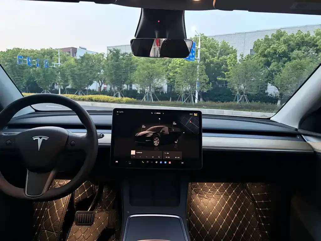 Tesla Model Y — фото 3