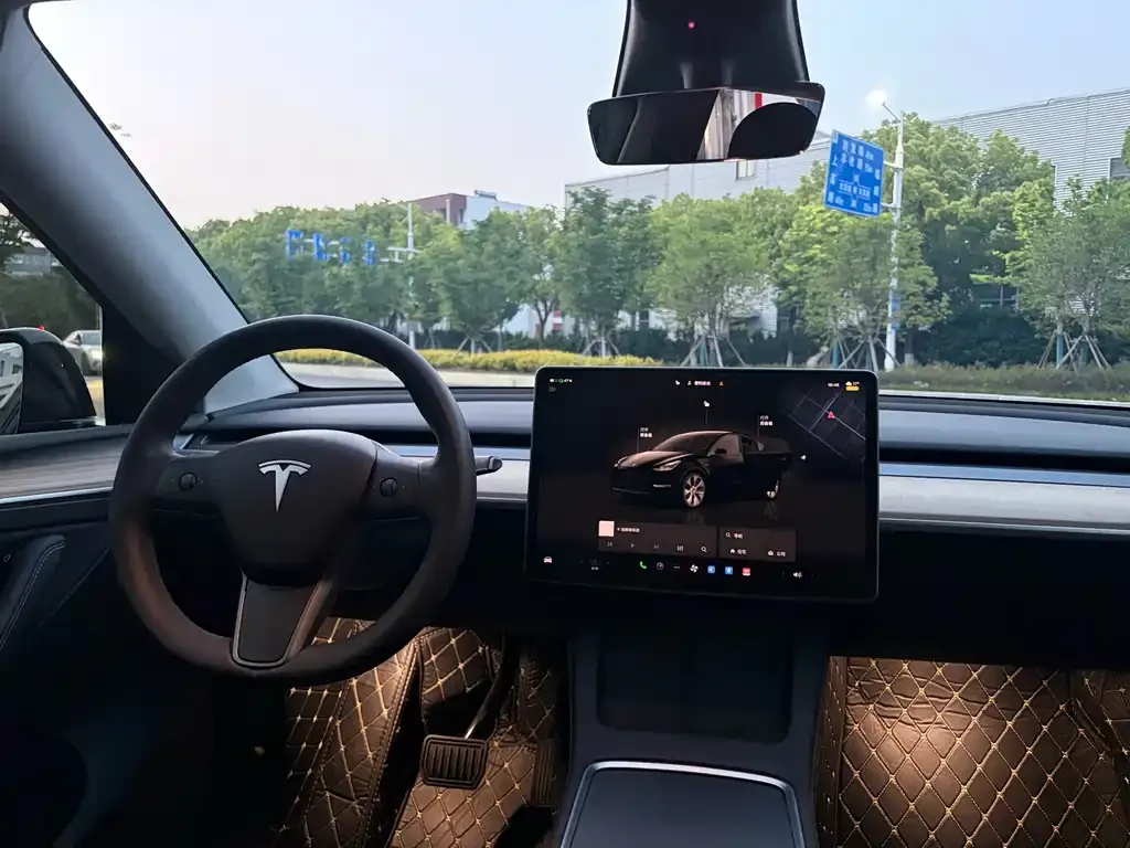 Tesla Model Y — фото 6