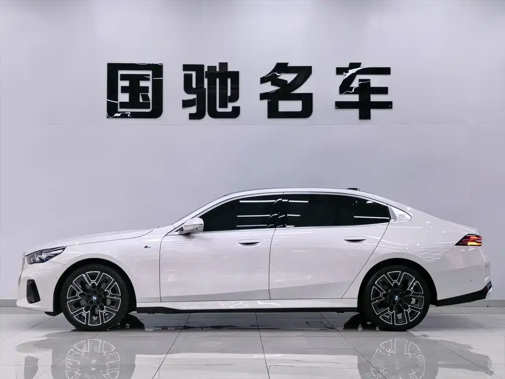 BMW 5 Series 2025 из CN, фото 3