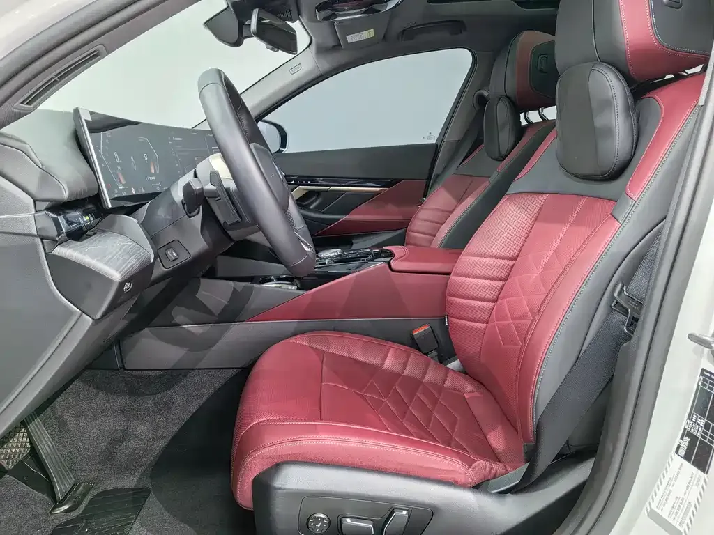 BMW 5 Series 2025 из CN, фото 7