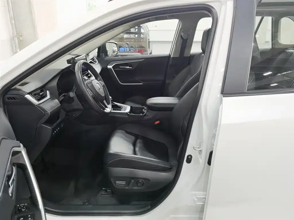 Toyota RAV4 — фото 9