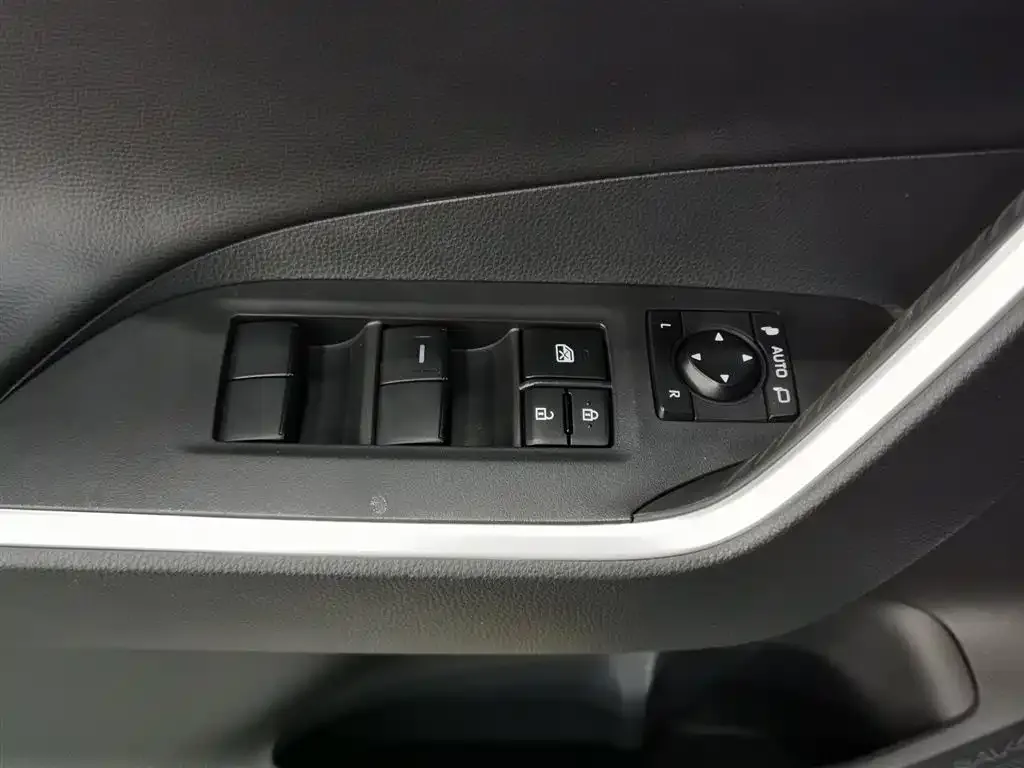 Toyota RAV4 — фото 4