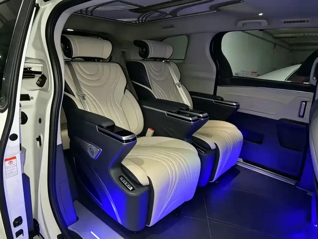 Toyota Granvia — фото 7