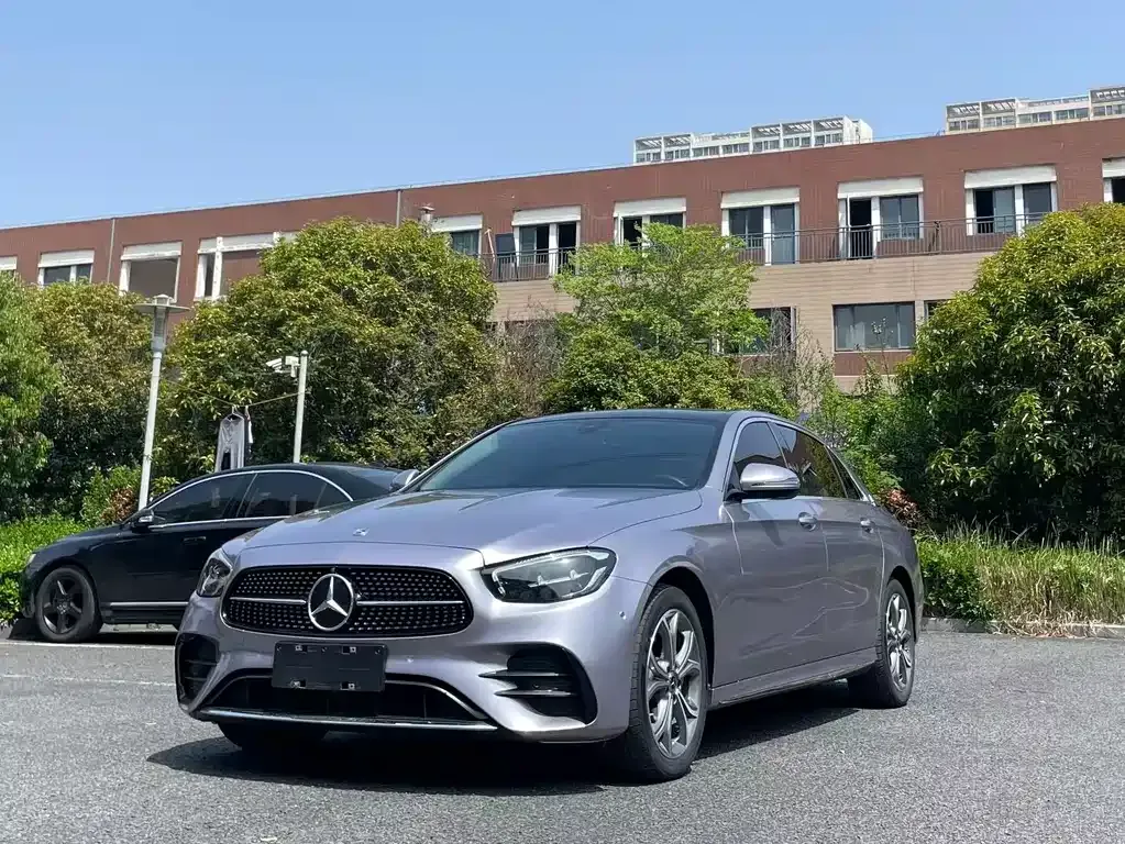 Mercedes-Benz E-Class — фото 1