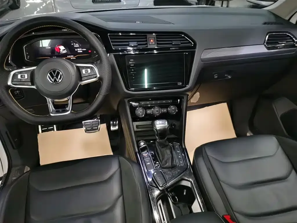 Volkswagen Tiguan L — фото 10