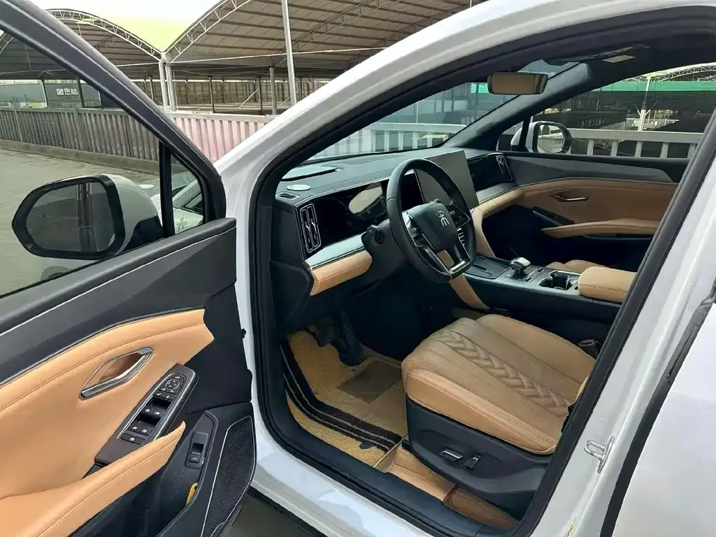 BYD L DM-i — фото 8