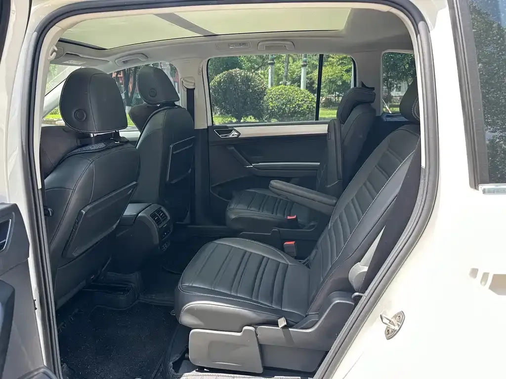 Volkswagen Touran 2021 из CN, фото 2