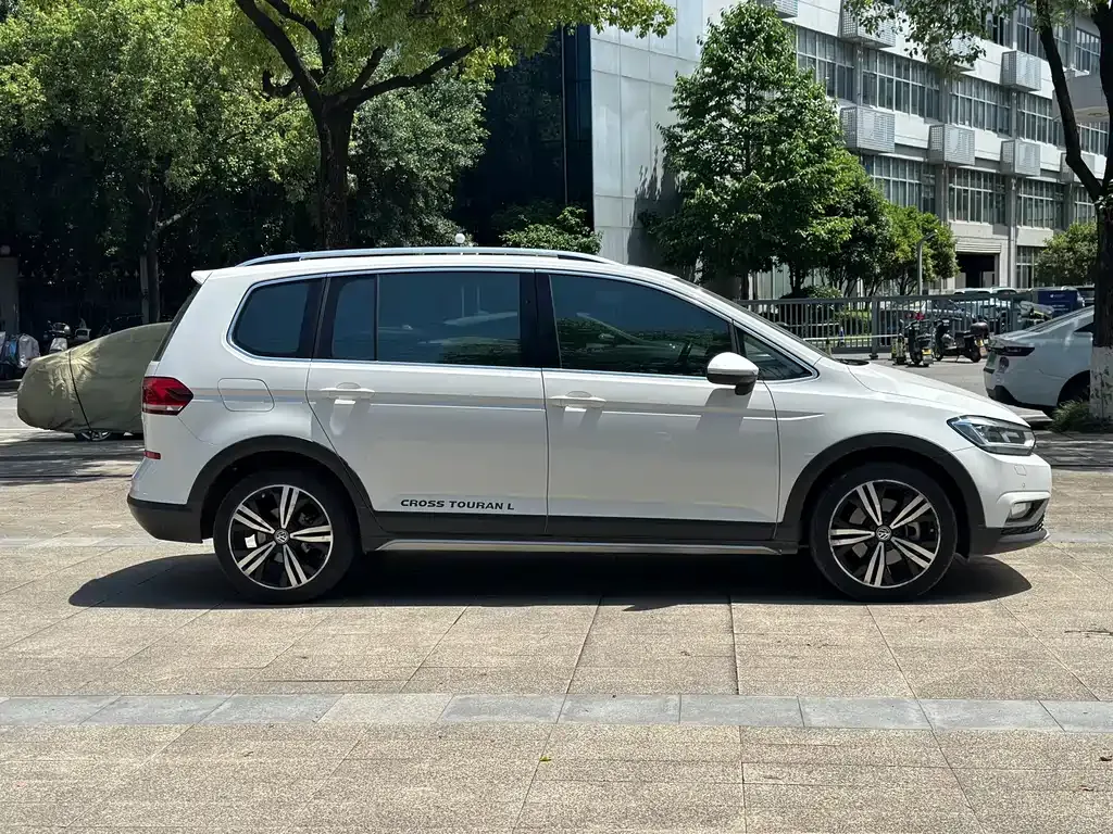 Volkswagen Touran 2021 из CN, фото 4