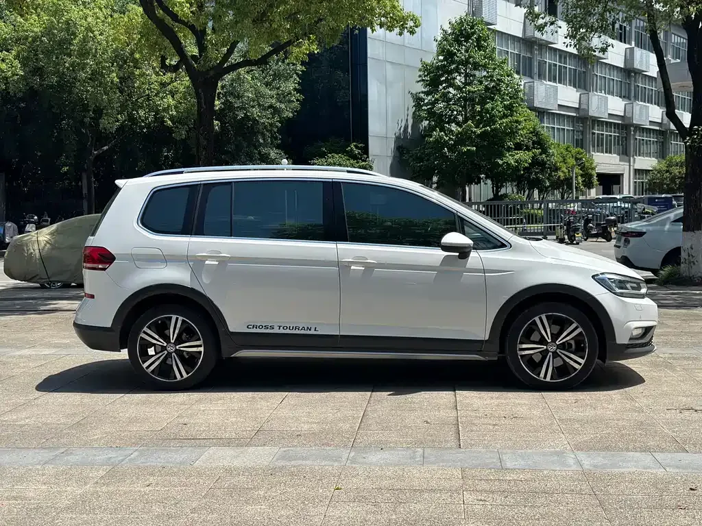 Volkswagen Touran 2021 из CN, фото 8