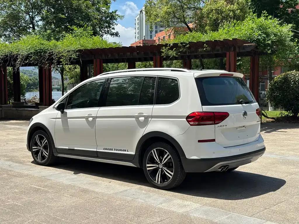 Volkswagen Touran 2021 из CN, фото 7