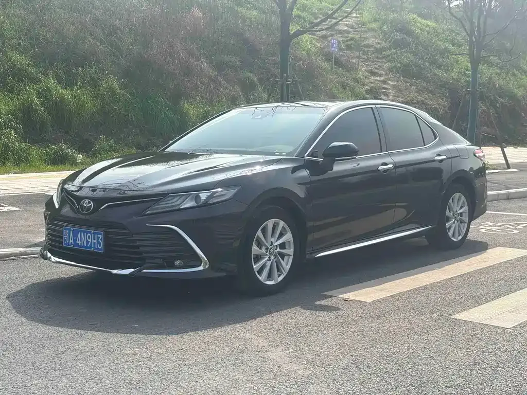 Toyota Camry — фото 1