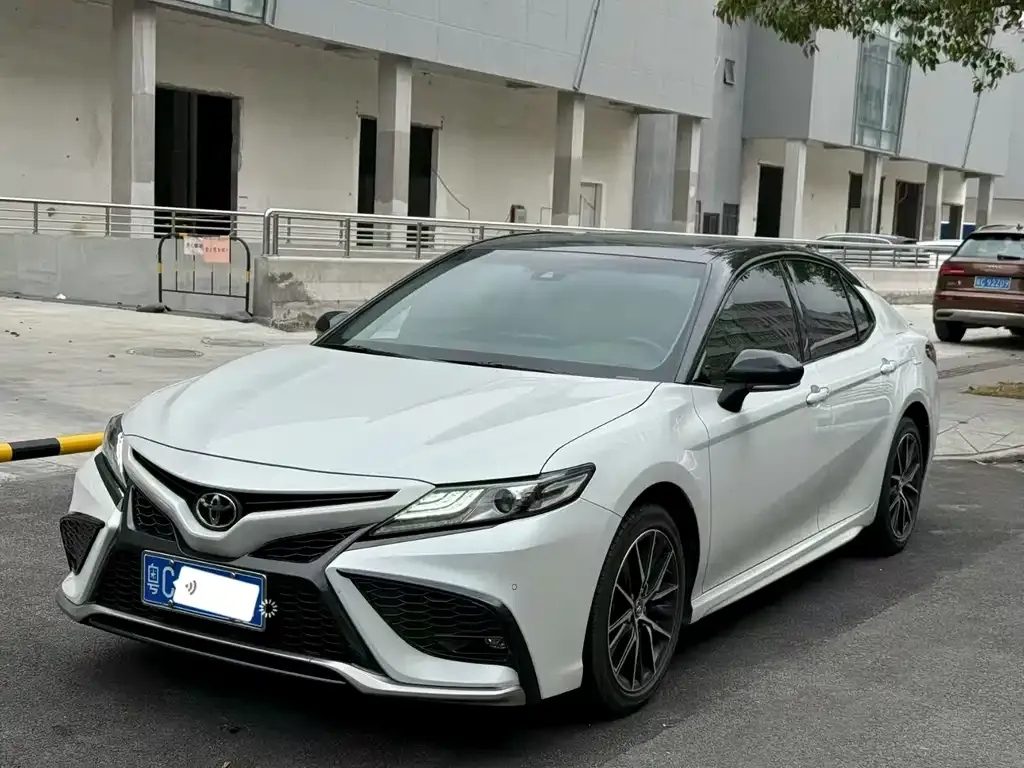 Toyota Camry — фото 1