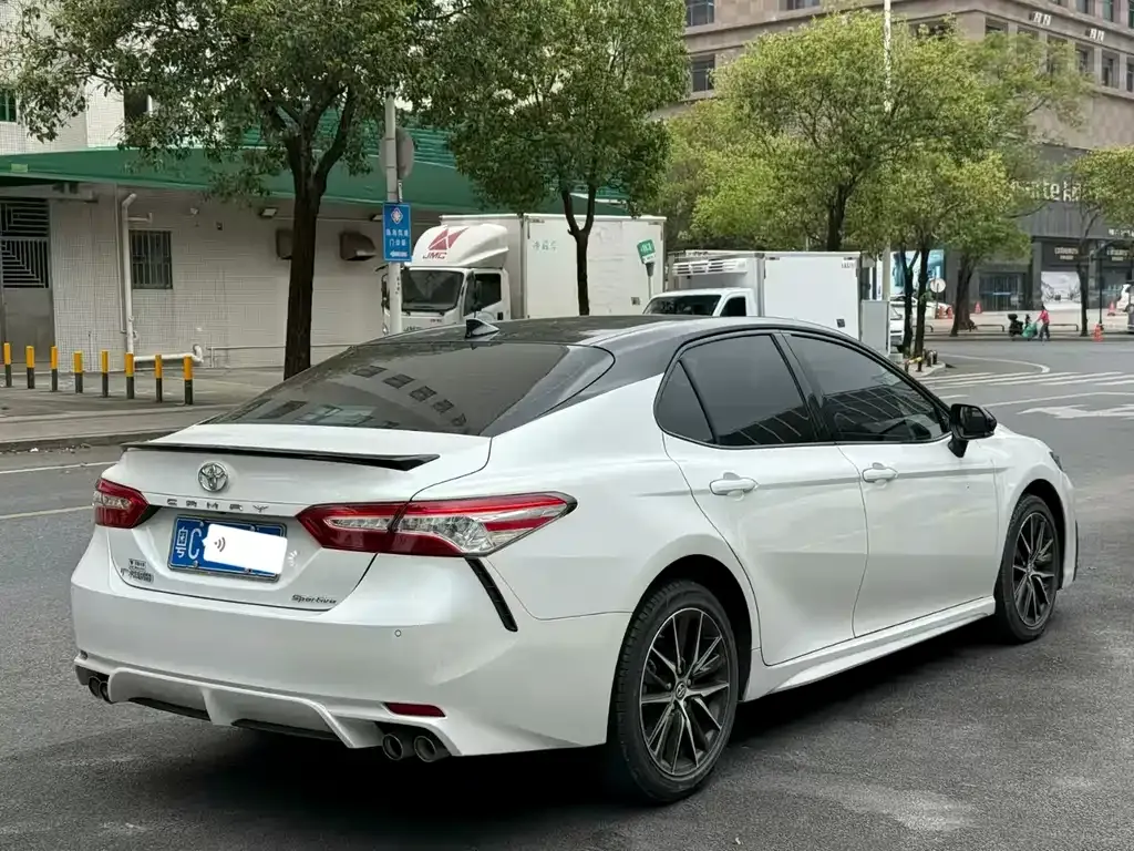 Toyota Camry — фото 4