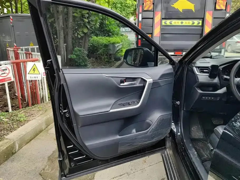Toyota RAV4 — фото 5