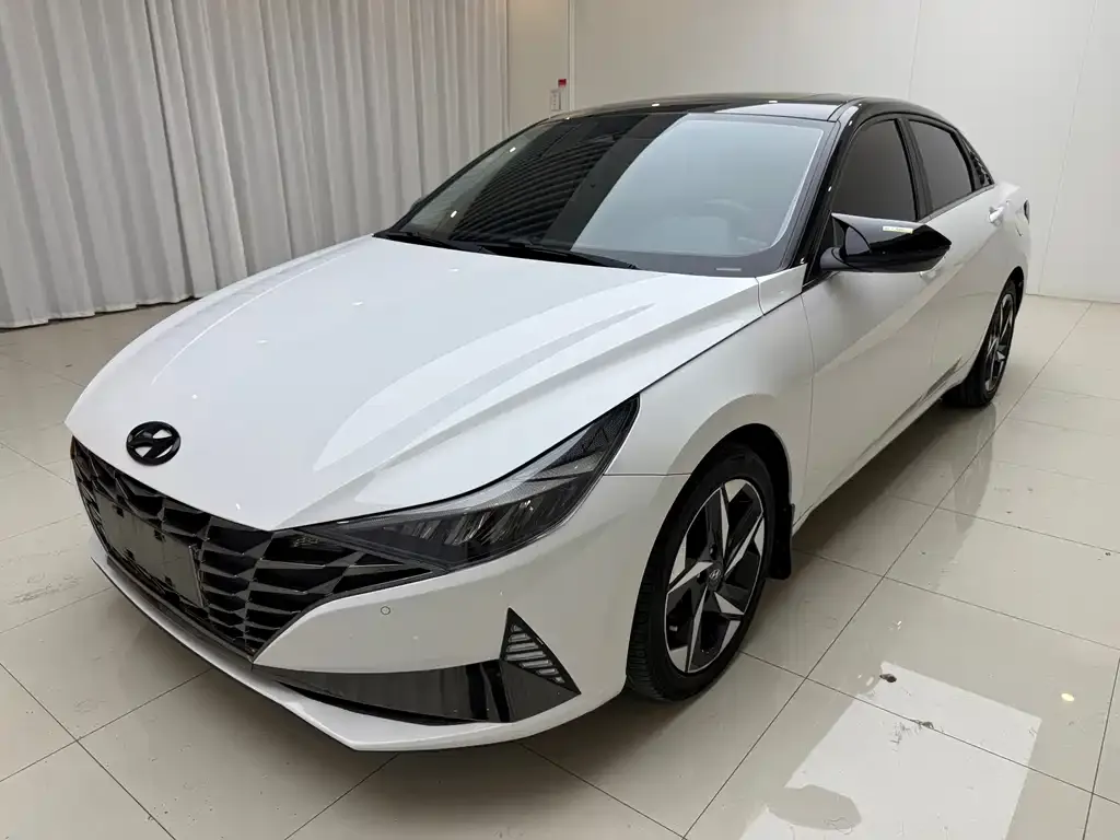 Hyundai Elantra — фото 1