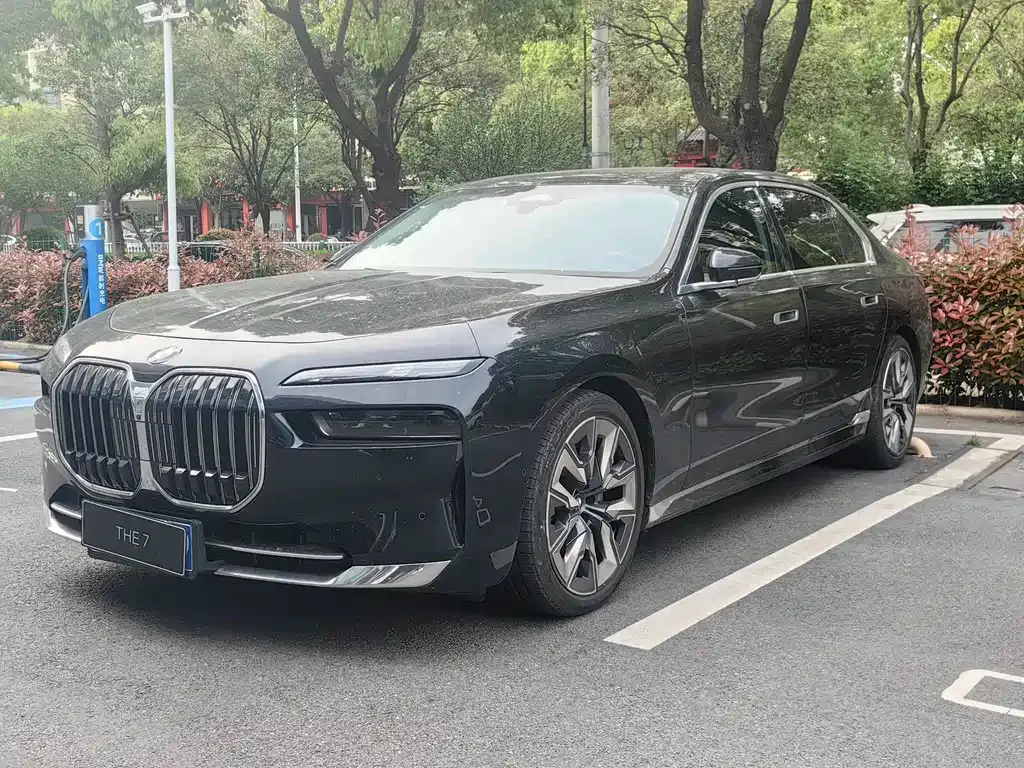 BMW 7 Series — фото 1