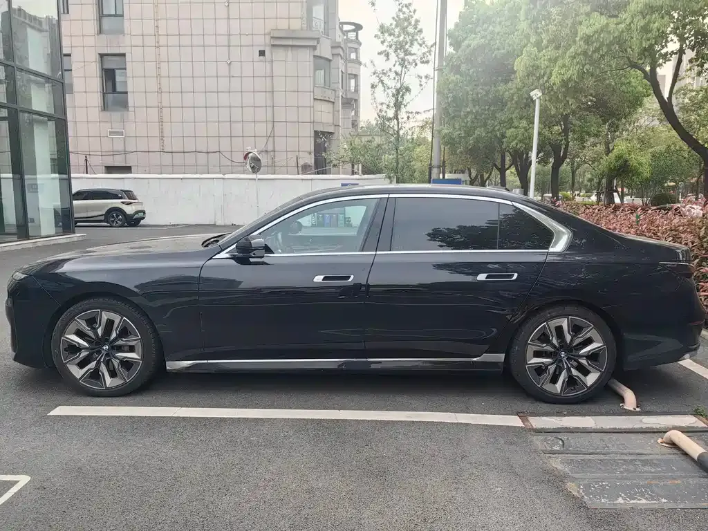 BMW 7 Series — фото 10