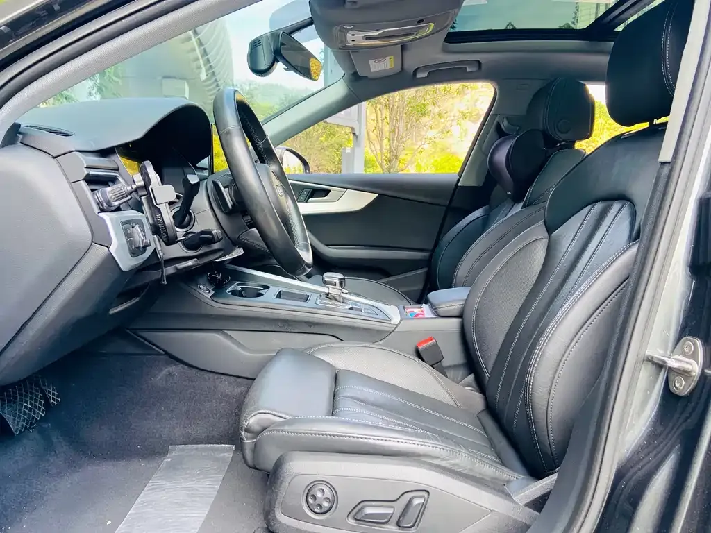 Audi A4L 2022 из CN, фото 2