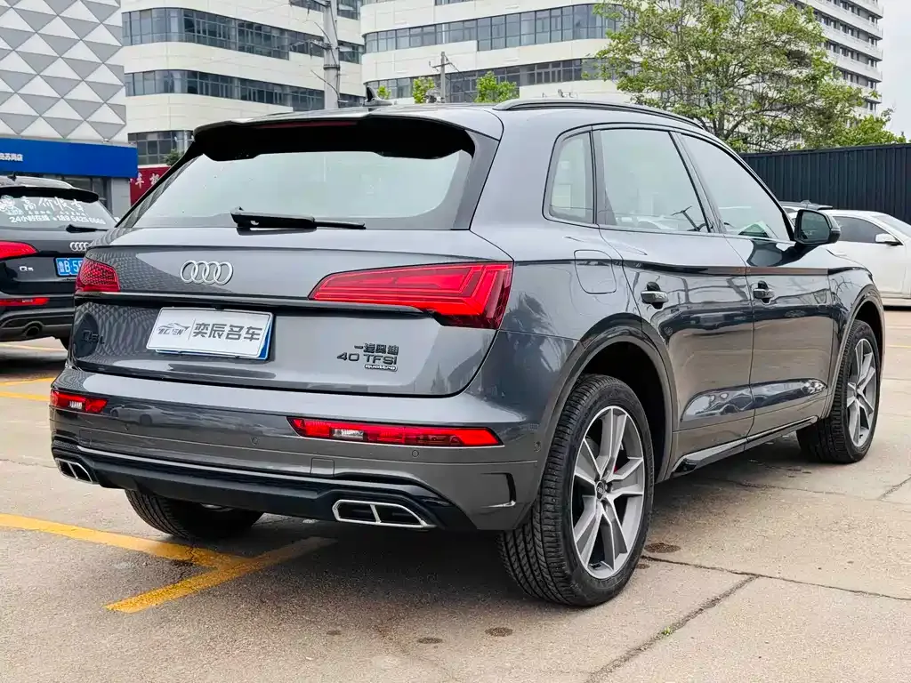 Audi Q5L — фото 10