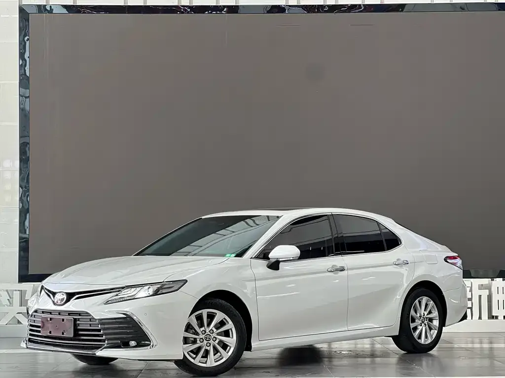 Toyota Camry — фото 1