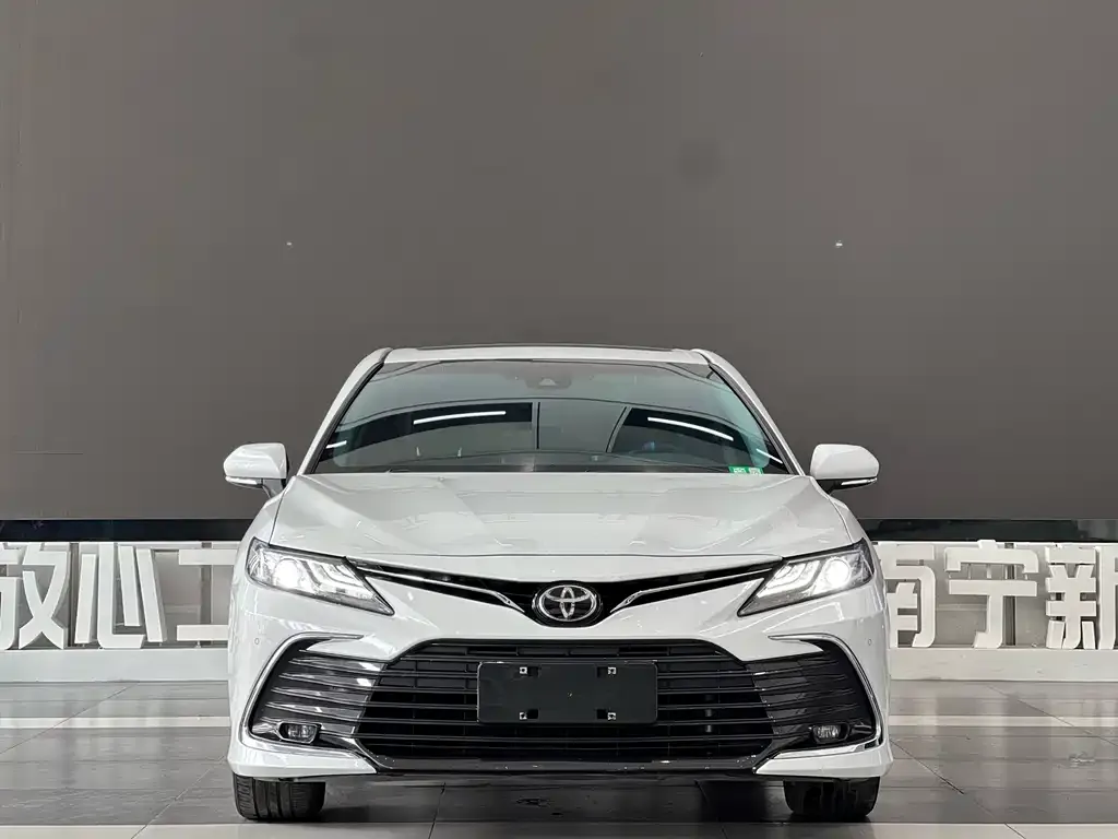 Toyota Camry — фото 2