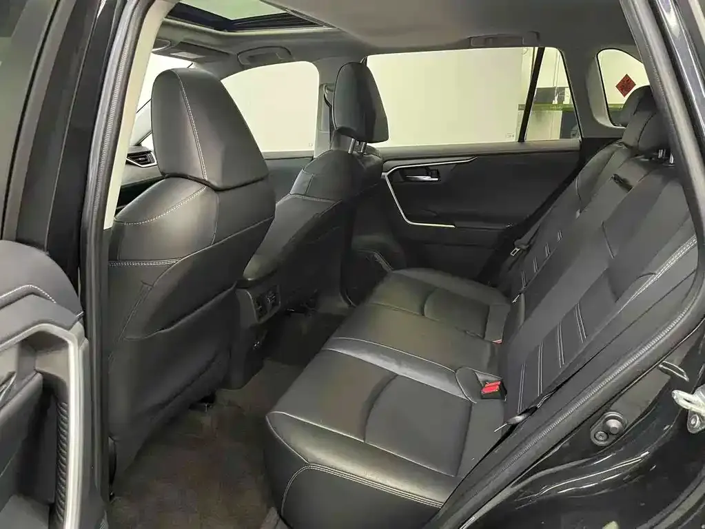 Toyota RAV4 2023 из CN, фото 4