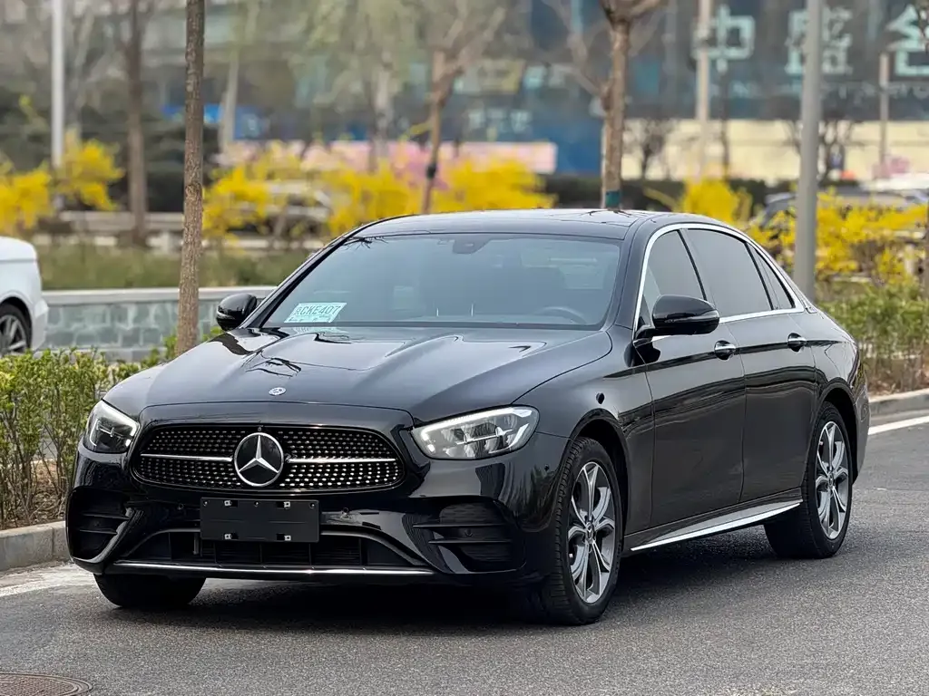 Mercedes-Benz E-Class — фото 1