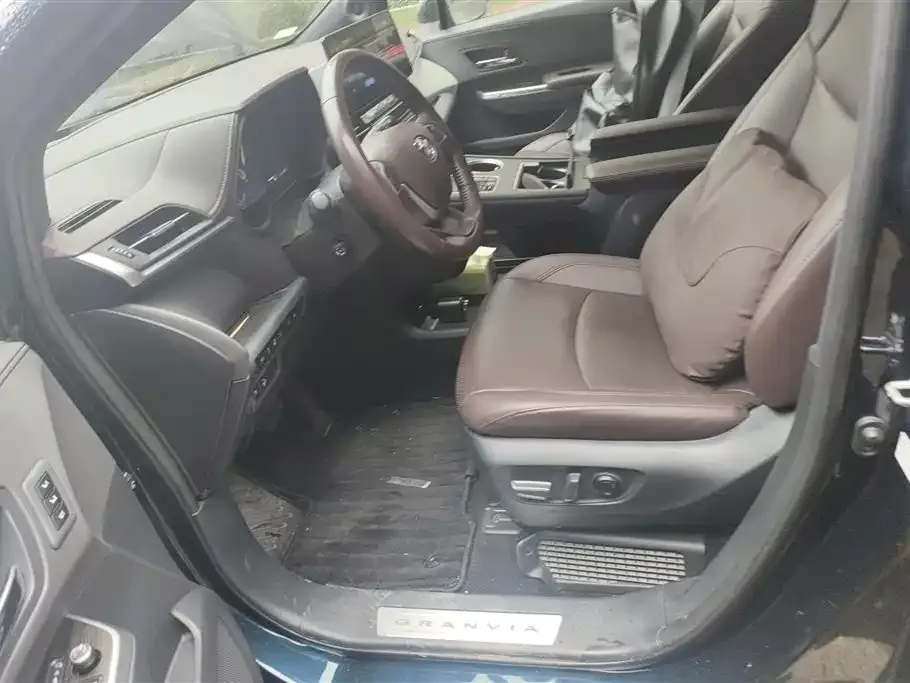 Toyota Granvia 2023 из CN, фото 4
