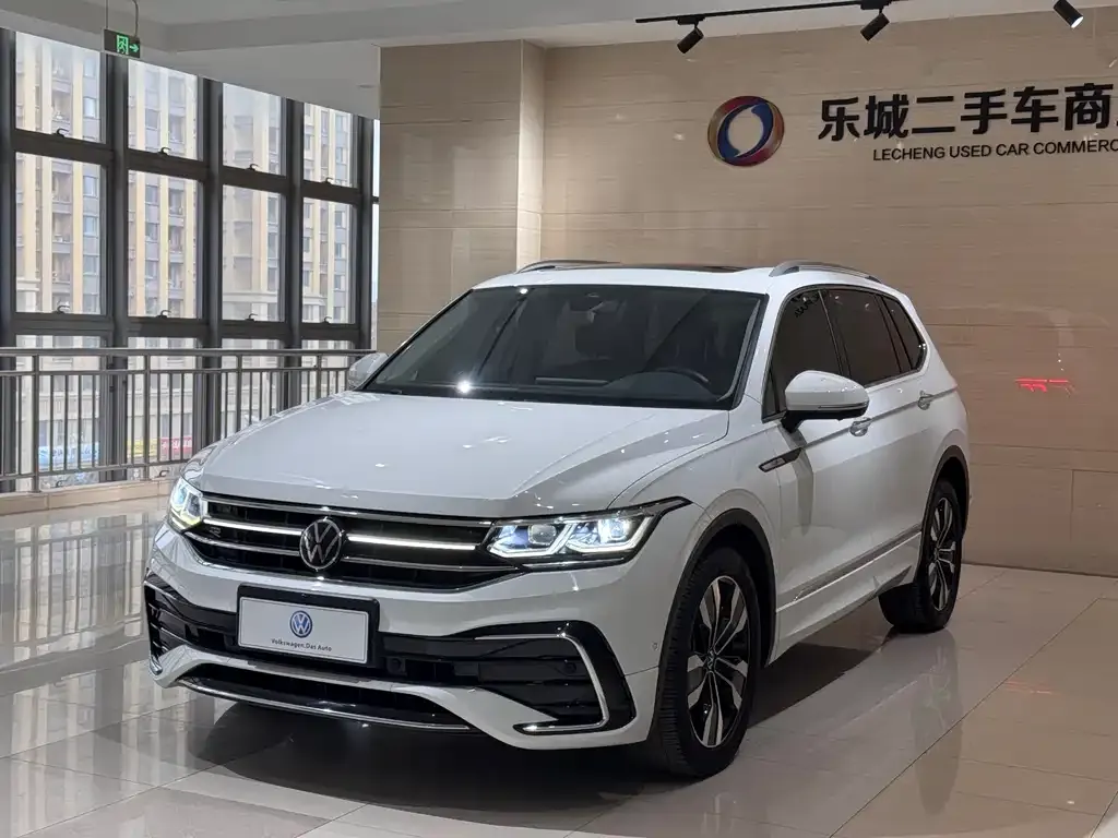 Volkswagen Tiguan L — фото 1