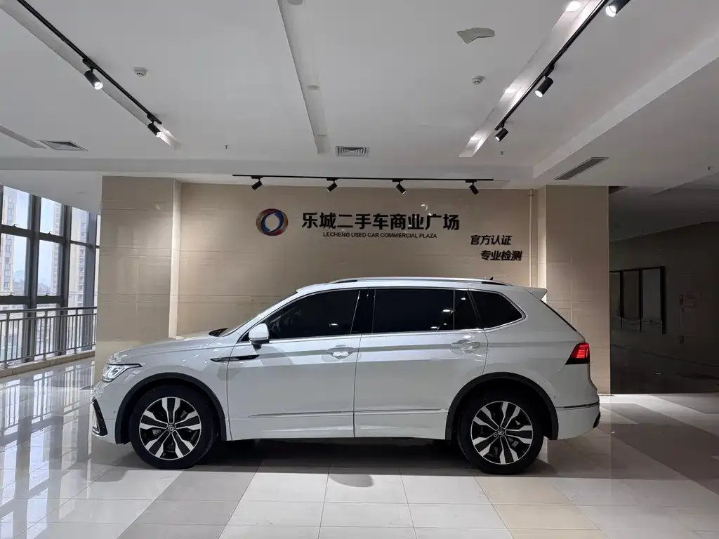 Volkswagen Tiguan L — фото 9